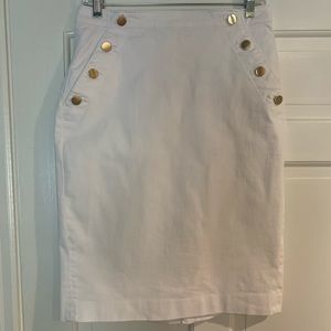 Ann Taylor skirt, fitted with two front pockets and button details.